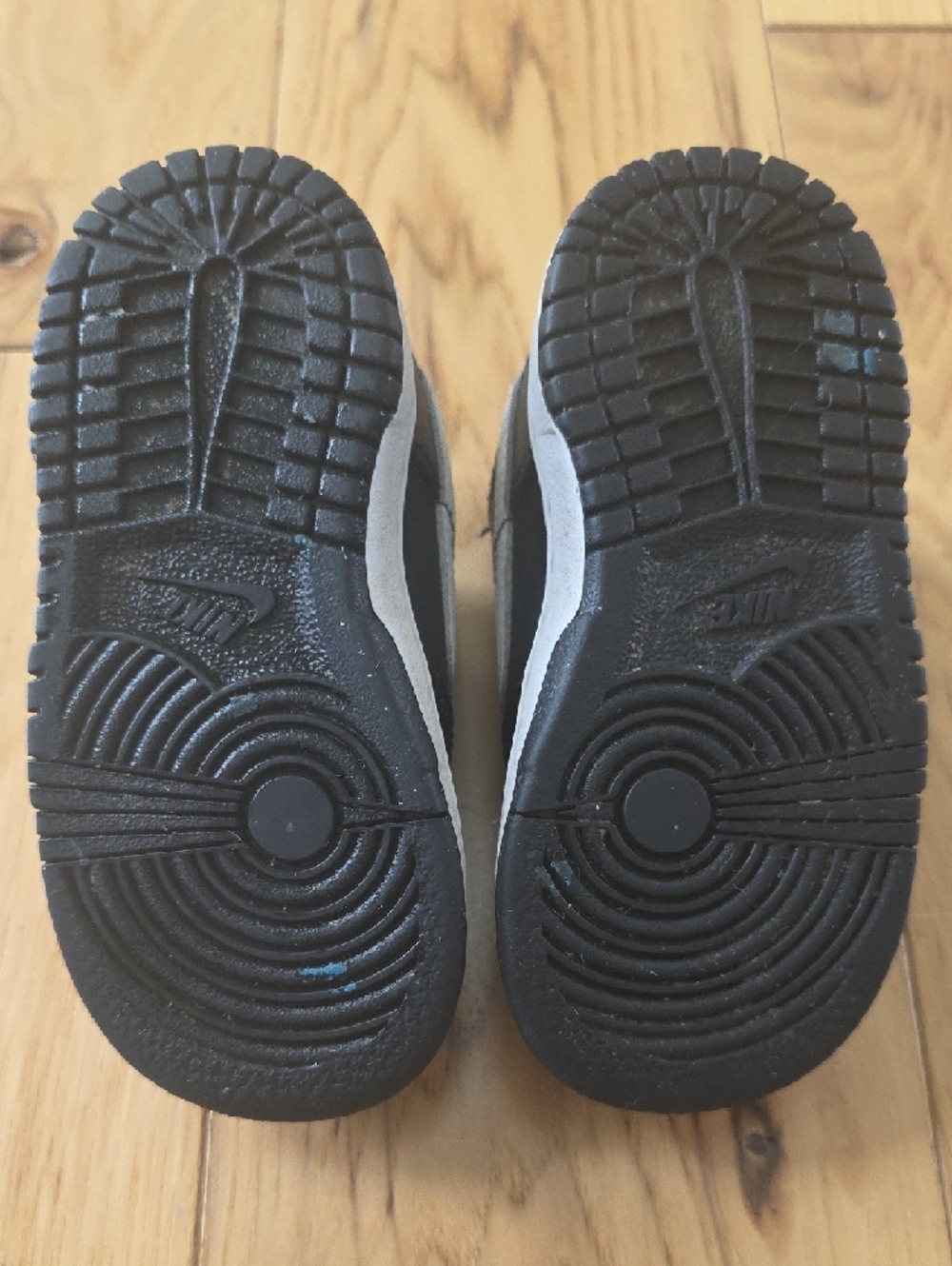 Nike Kids Black and White Low-Top Swoosh Sneakers - Picture 3 of 6